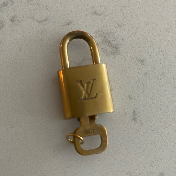 Luis Vuitton lock and key - Picture 1 of 3